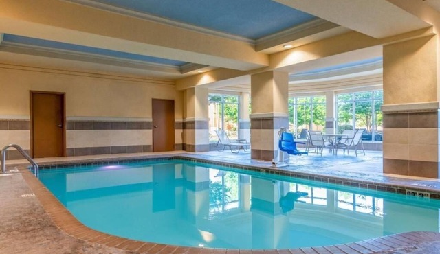 Riverwalk Basecamp: Indoor Heated Pool, Minutes to Big Dam Bridge.
