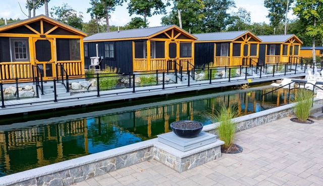 ROBIN - RESORT WITH 12 PROPERTIES. NATURAL POND FOR SWIMMING.