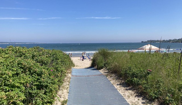 Romantic Bonnet Shores cottage - private beach access