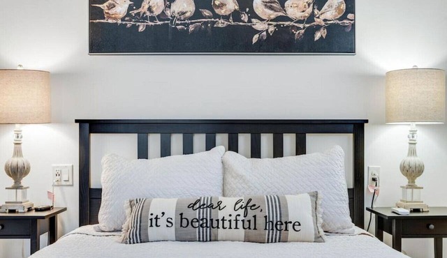 Romantic Getaway with Private Patio and Hot Tub on Main Street - Magnolia Suite