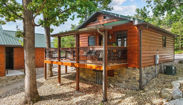 Romantic Lakefront Escape w/Fireplace | 3 Min SDC in Branson