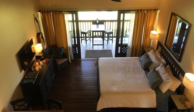 Romantic Modern Upstairs Corner Studio with Ocean View, on the Island of Molokai