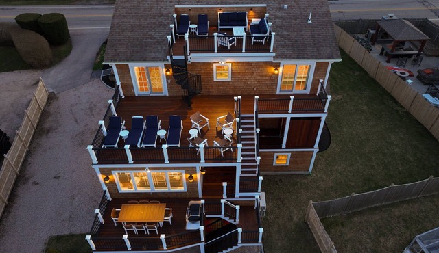 Roof Top Retreat! Only Steps to Boon St Market and Narragansett Sea Wall!