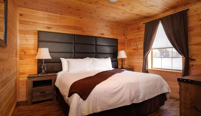 Rosewood Villa #106- Cozy Wooden 2 BR Cabin