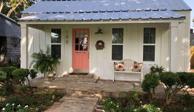 Ruby's Foxcroft Cottage -Steps from Downtown! Sleeps 6, Covered Deck, Golf Cart