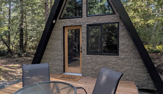 Rustic AFrame Tiny Home, Minutes from stunning waterfalls and beautiful beaches!