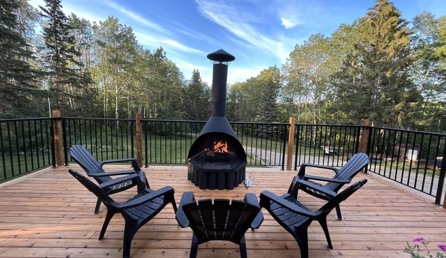 Rustic Cabin with glamour. Private, mature trees & close to provincial park