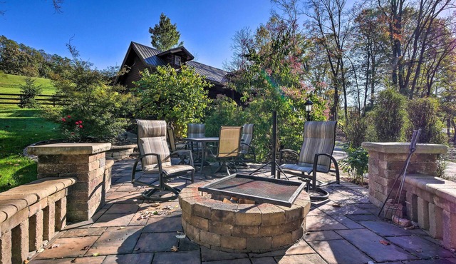 Rustic Dundee Log Cabin w/Hot Tub & Forest Views!
