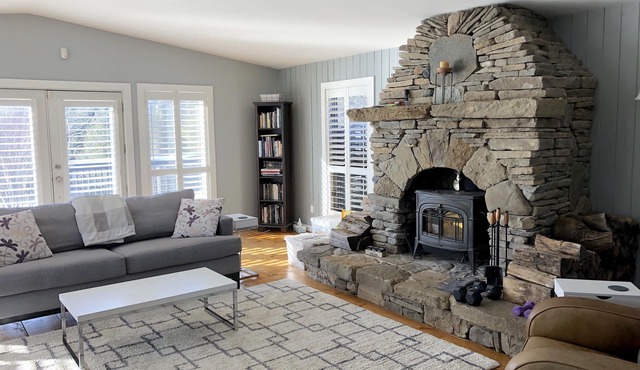 Rustic Modern: 4-Acre Mono Heritage Estate Getaway!