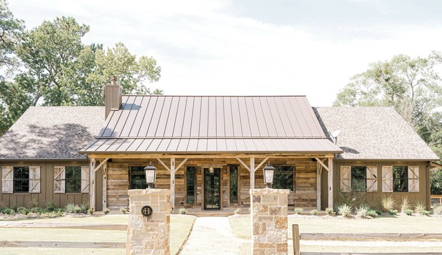 Rustic & refined Pine Hill Lodge- 8 acres w/lagoon pool, 5 bedrooms, 5500 sq ft