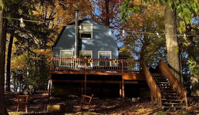 *RUSTIC RETREAT*Peaceful, cozy cabin, with beautiful fall lake views