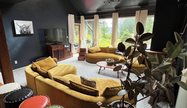 Rustic Romantic Quiet Private Colorful- Surrounded Cedar trees - Sleeps 8