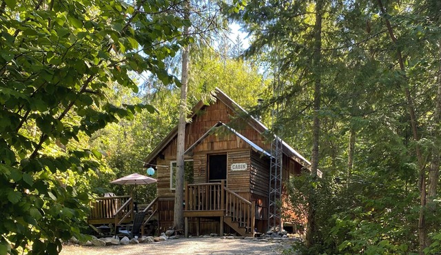 Rustic Solar cabin in the woods off grid glamming at its finest near Mara lake in Mara