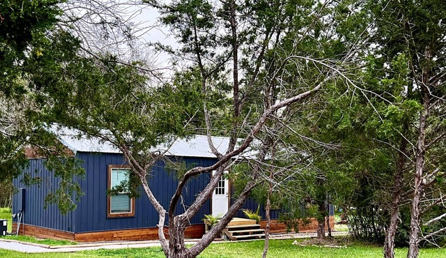 Rustic Star Hideaway - Cozy Cabin in Chappell Hill, TX