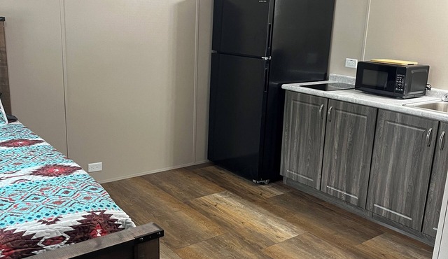 Rustic studio with AC and big screen tv in wonderful Sweeny in Sweeny