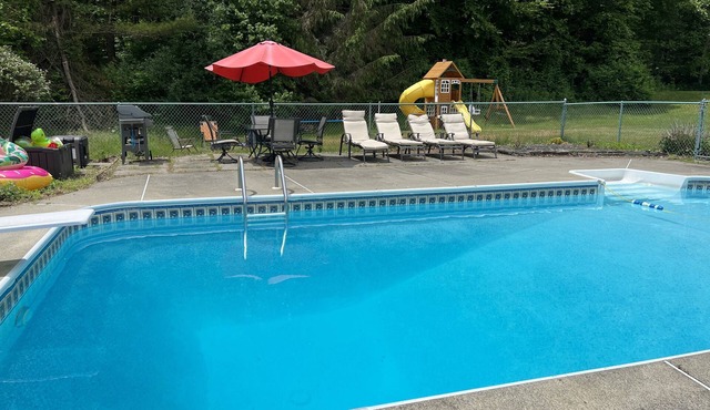 Saratoga Family Retreat: 15 minutes to racetrack with heated pool and 4 bedrooms