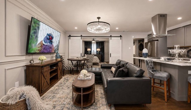 Savor your stay in this elegant Dallas retreat, blending modern comforts with historic charm. Enjoy high-speed Wi-Fi, a smart TV, luxurious king bed, marble finishes, and an award-winning courtyard oasis.