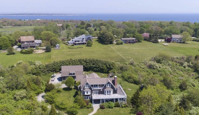 Secluded 7000sq foot home 5 minutes from the beach and 15 minutes from Newport!