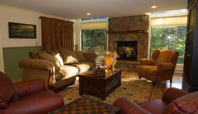 Secluded and Cozy Townhome at Tripp Lake