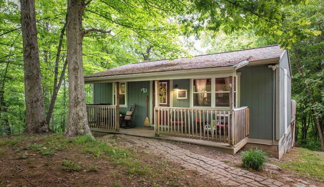 Secluded cabin situated near State Parks!