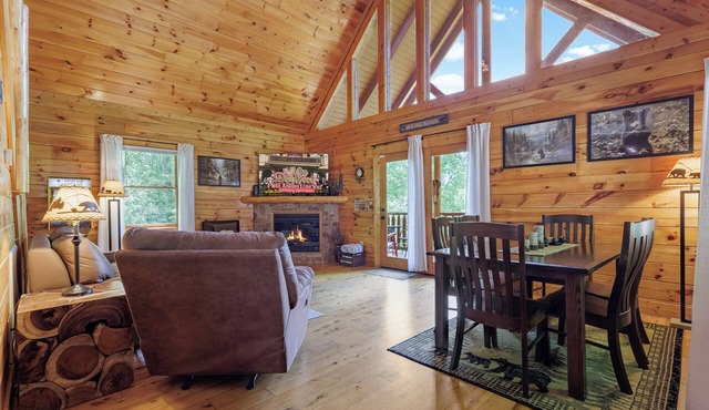 Secluded Cabin with 2 En Suites & Hot Tub