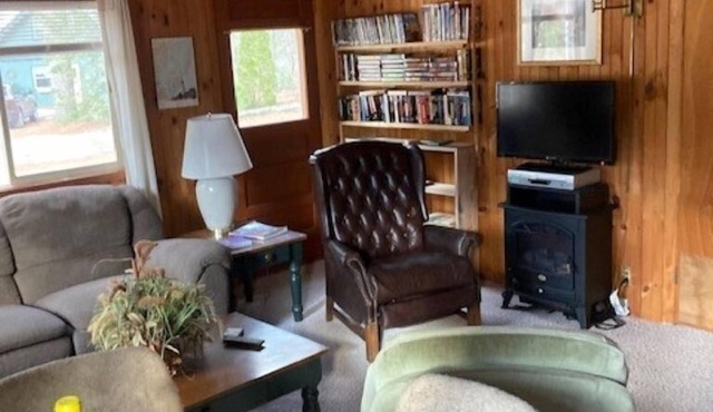 Secluded Country Cabin with semi-private Beach on Private Lake.