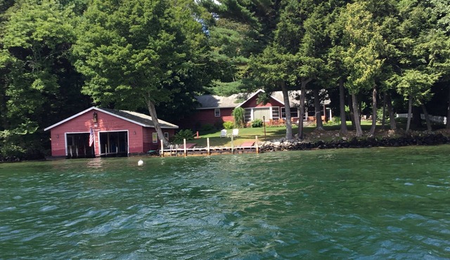 Secluded, quiet, on Lake George,Bolton Landiing great views,very relaxing, WIFI