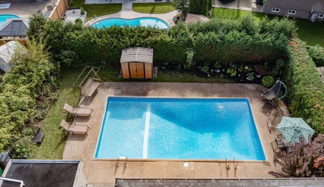 Serene 5BRM home. Pool and all-year hot tub. 17 minutes from YYZ.