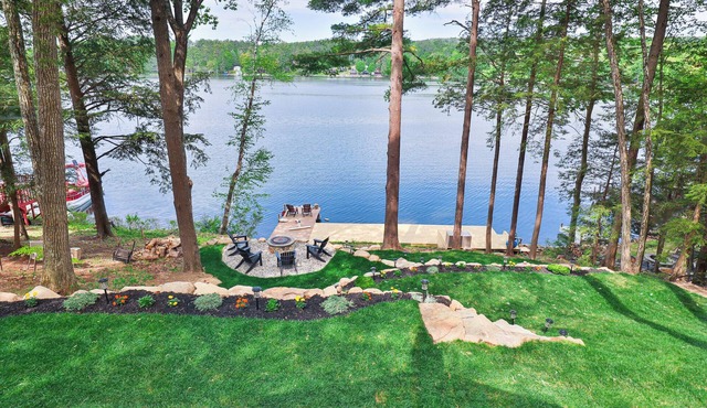 SHORELINE CHATEAU-LAKEFRONT-LARGE DOCK-GAMEROOM- HOT TUB-WALK OUT DECK-LAKE VIEW