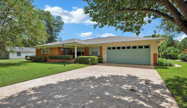 Shreveport Gem, Sleeps 9, Retro Comfort Stay