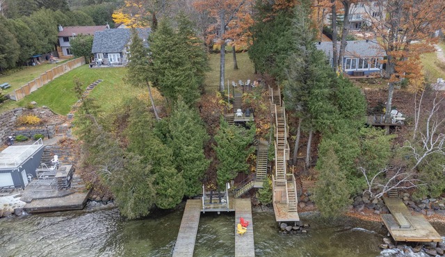 Simcoe Lakefront Cottage in Innisfil With Parking, BBQ, Garden, Firepit