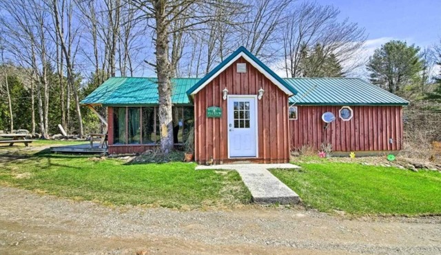 Ski-in Adirondack cabin, base of Royal Mountain, under hour to Gore and Saratoga