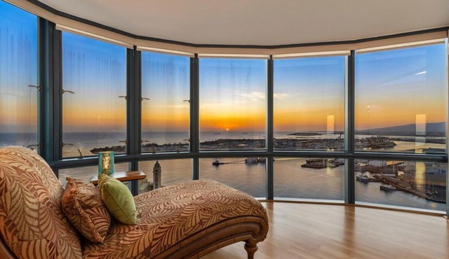 SkyNest - Queens Gambit Penthouse at 66 Queen St