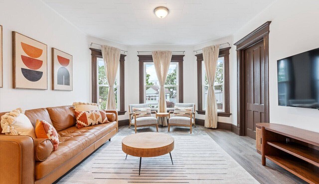 Sleek Space: Open & Airy, Close to Key Spots