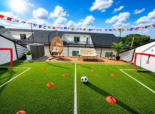 Sleeps 25 - Karaoke Dome Hot Tub Games Makeup Station & Rooftop Soccer