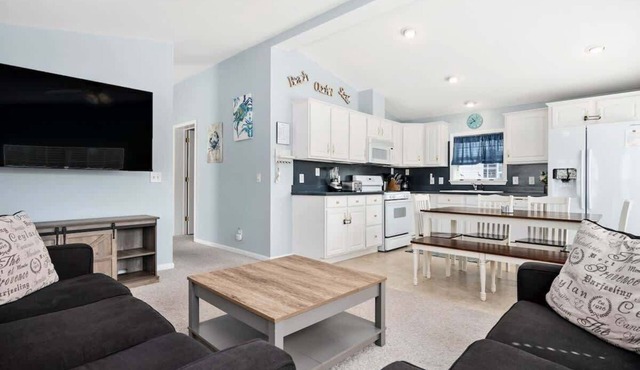 Snowbird Bay Cottage | Playground + Community Pool