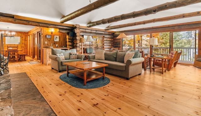 Snowmobile & Pet-Friendly Group Lakefront Lodge Near Dorset