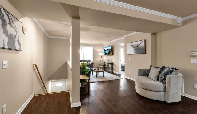 Spacious 3 bed 3 bath apartment near airport UB