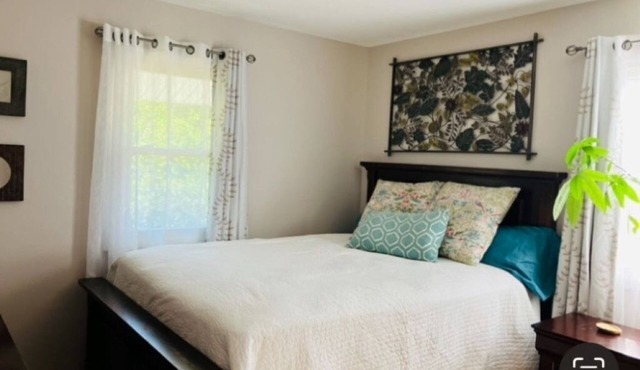 Spacious 3-bedroom apartment in Saratoga Springs Off Street Parking & Central AC