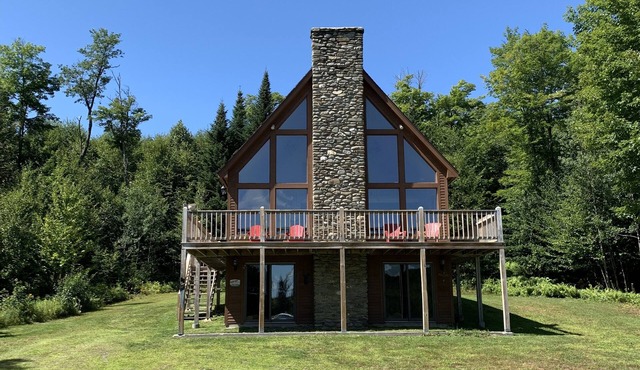 Spacious 3-Level Cabin Retreat-Sleeps 10, Wrap Around Deck, Peaceful and Private