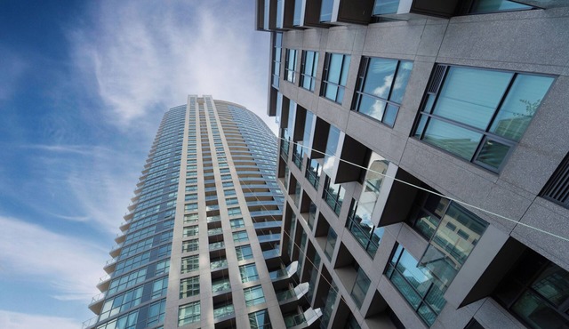 Spacious 3bed/2 bath Downtown Toronto condo + Free Parking, min to CN tower