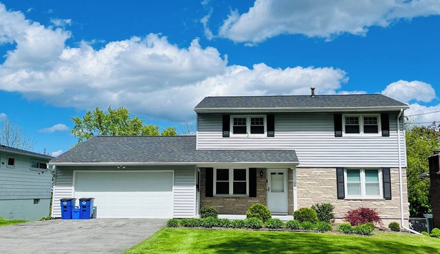 Spacious 4 Bdrm Retreat Nr Syracuse Univ, Downtown & Area Shopping. Sleeps 8+.