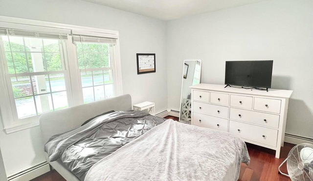 Spacious 4-bedroom house in awesome North Providence with WiFi