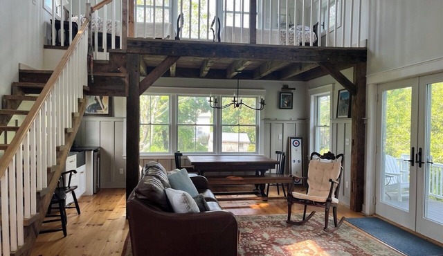 Spacious 4-bedroom house in lovely Bristol with WiFi, walk to harbor