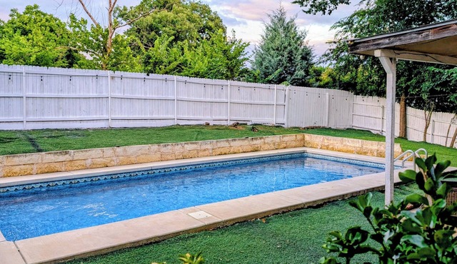 Spacious 4-bedroom House Great Location Next to 35 and Shopping Areas