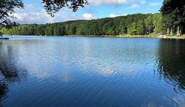 Spacious 4-bedroom lakehouse with plenty of room for the group to enjoy the lake