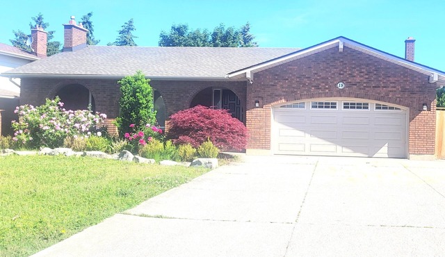 Spacious 5-bedroom bungalow in lovely Thorold with WiFi, AC