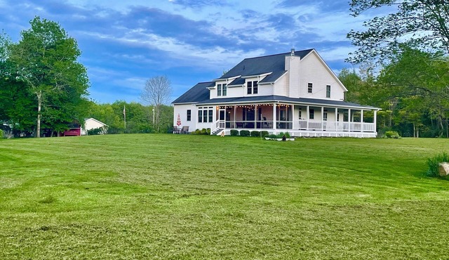 Spacious 5-bedroom house with WiFi, AC in delightful Rock Creek