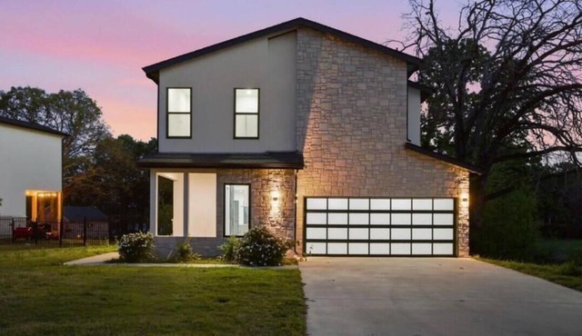 Spacious 5-bedroom Lake house in quaint Quinlan with AC