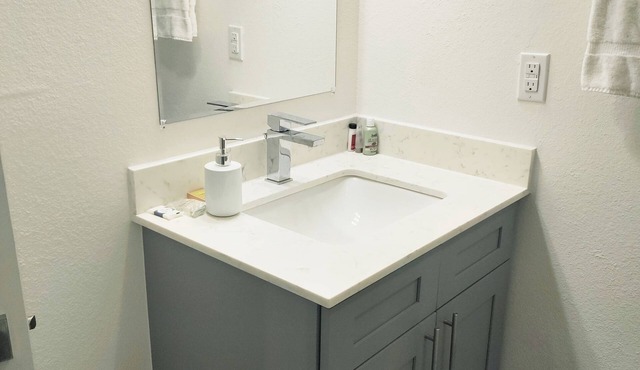 Spacious 5-bedroom townhome with WiFi, fitness room in charming Arlington